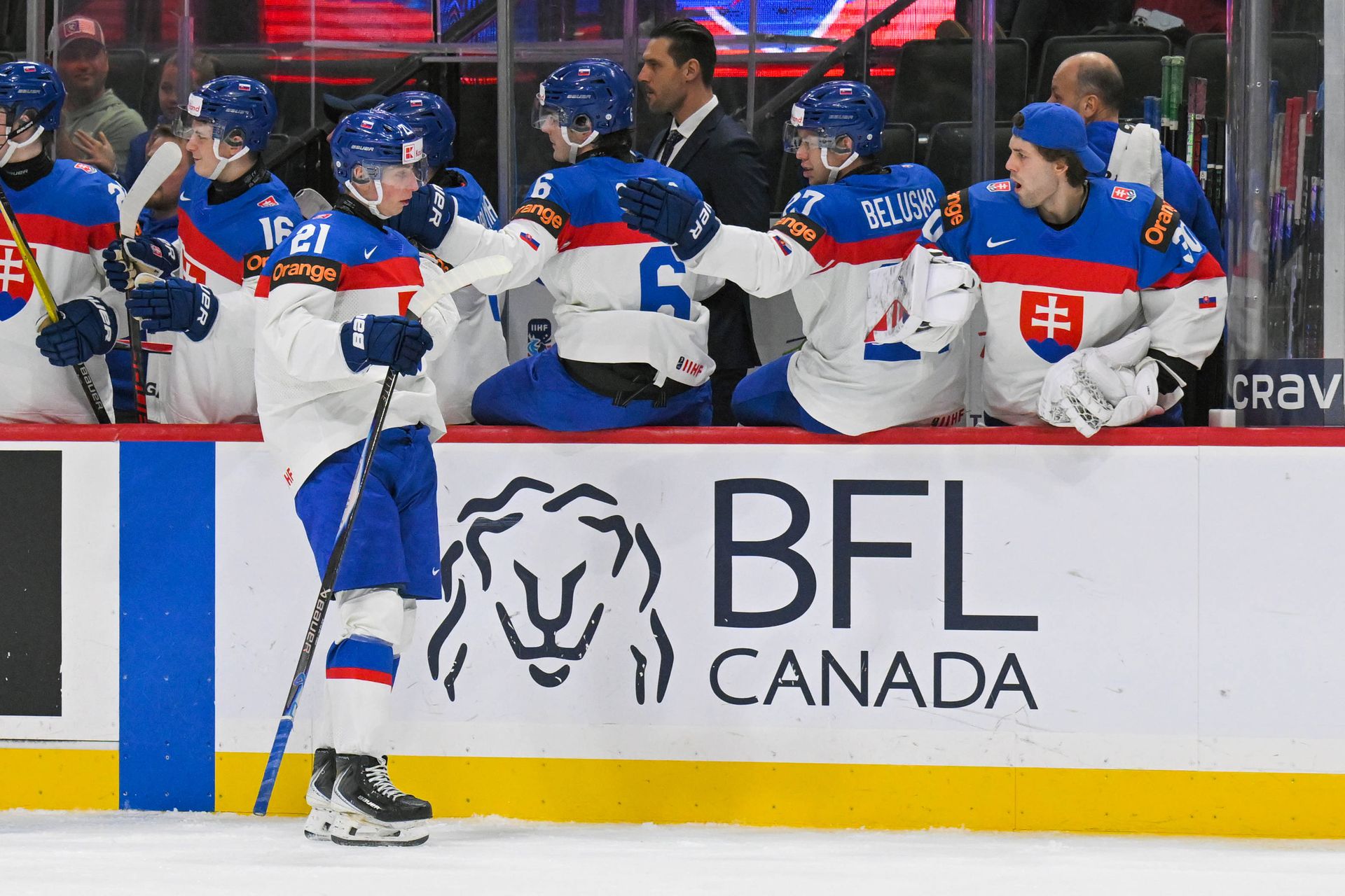 Hráči Slovenska sa tešia z gólu na MS v hokeji do 20 rokov 2026.