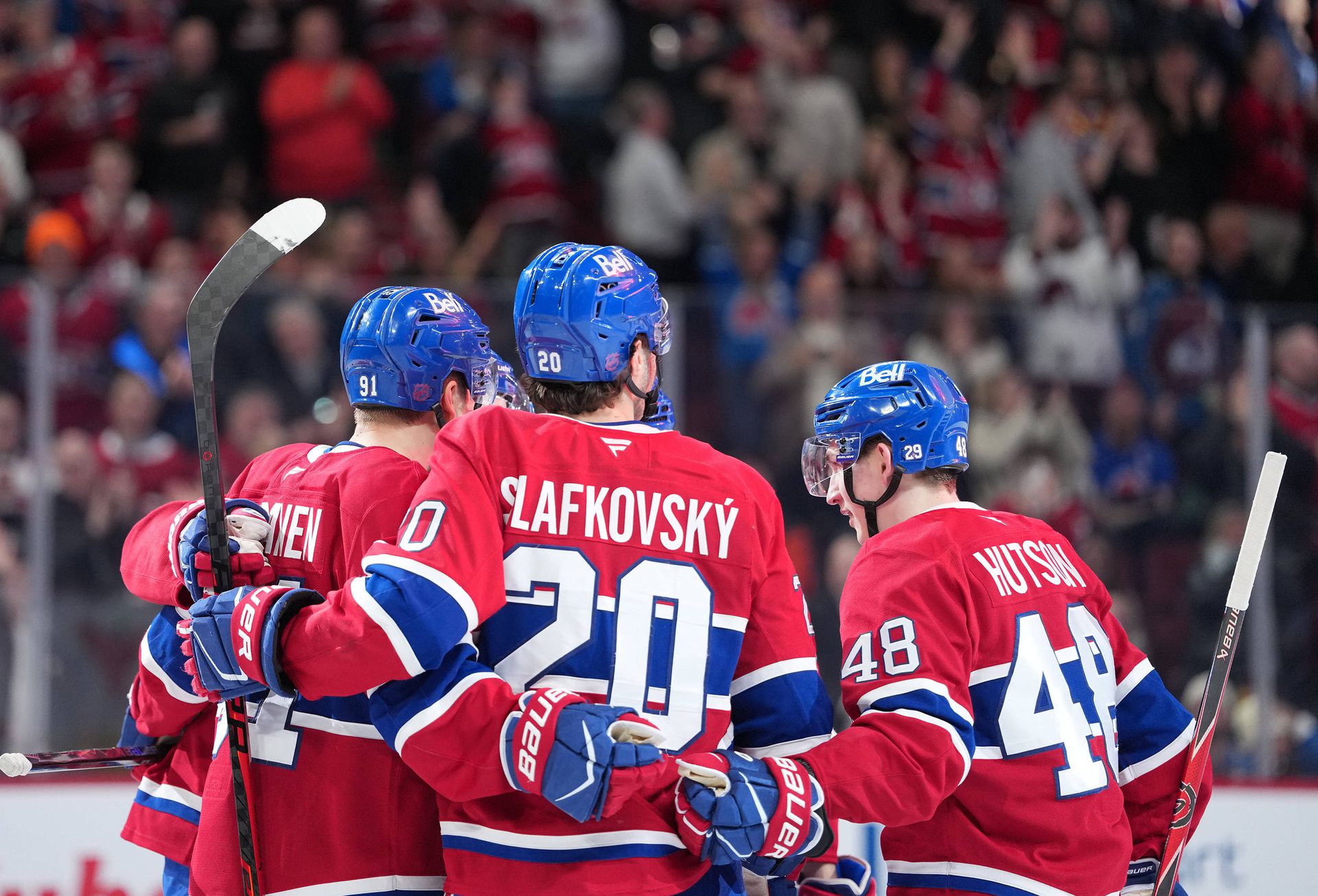 Juraj Slafkovský sa teší z gólu so spoluhráčmi z Montrealu Canadiens.