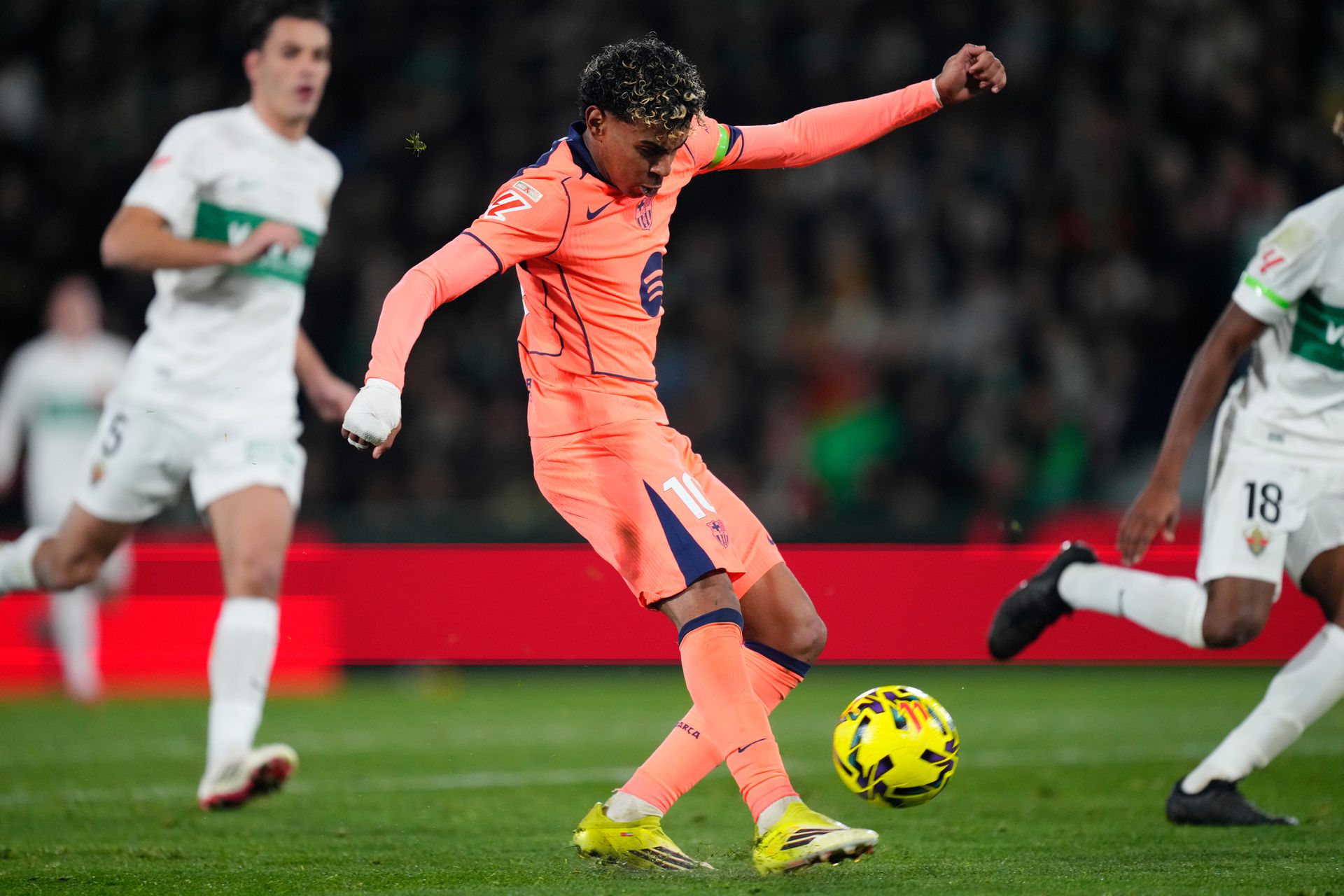 Lamine Yamal v zápase Elche - Barcelona. Zdroj: SITA/AP