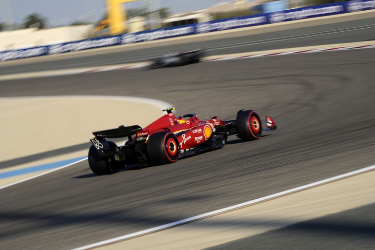 Veľká cena Bahrajnu: Carlos Sainz ovládol záverečný tréning