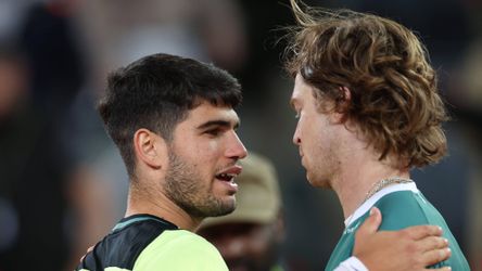 ATP Madrid: Alcaraz titul neobháji, vo štvrťfinále narazil na turnajovú sedmičku