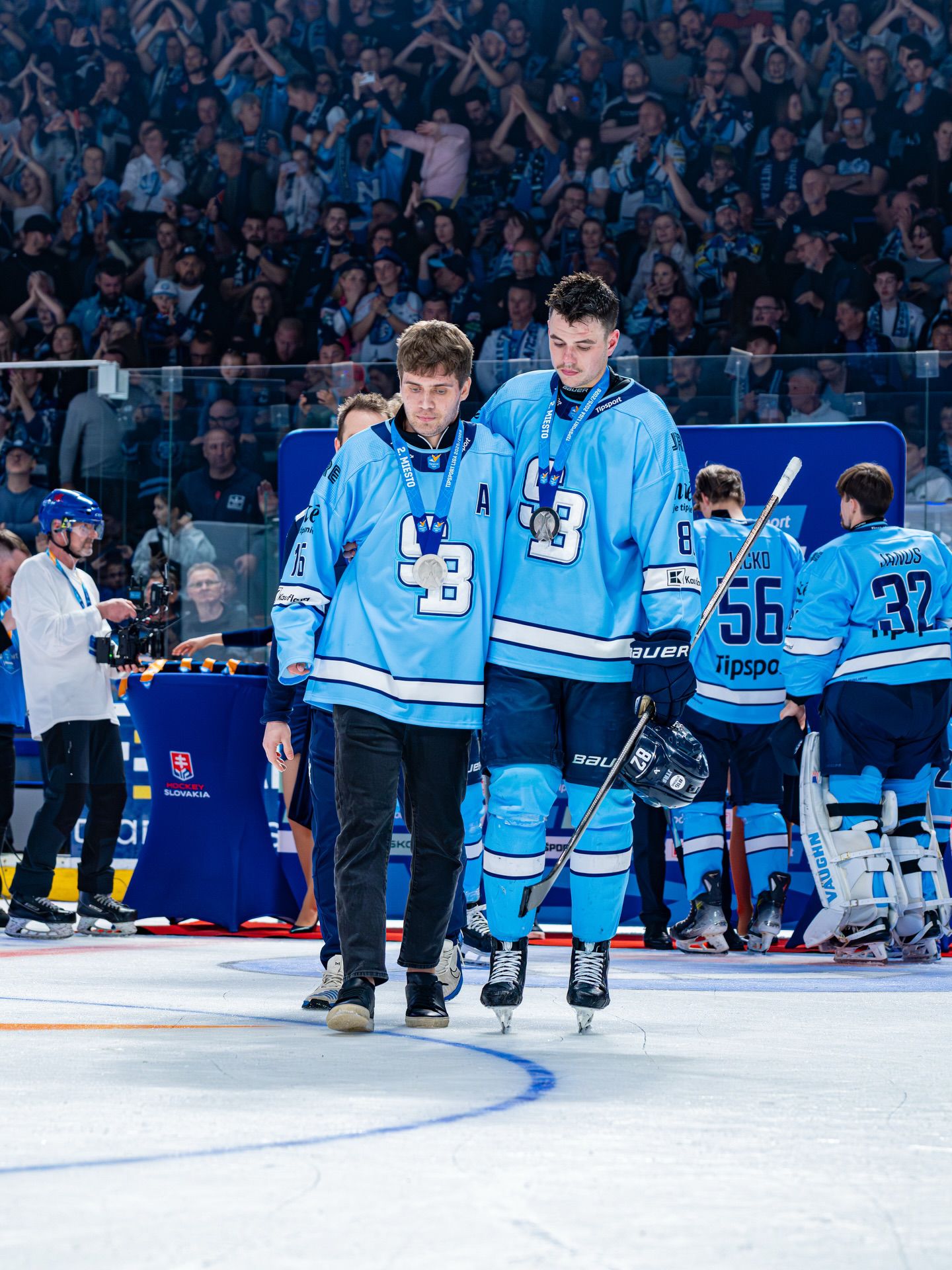 Roman Kukumberg ml. si po vážnej nehode prevzal medailu. Zdroj: FB / HC Slovan Bratislava