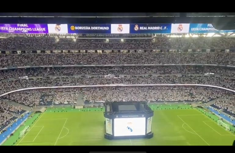 Štadión Realu Madrid bol plný fanúšikov, hoci finále Ligy majstrov sa hralo v Anglicku