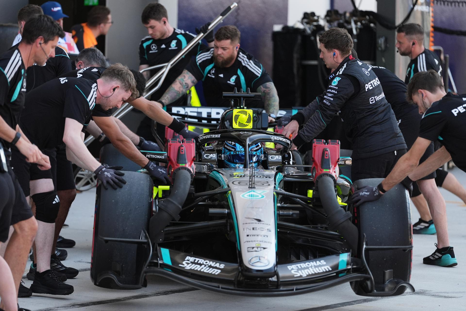 George Russell na Mercedese v boxoch. Zdroj: SITA/AP