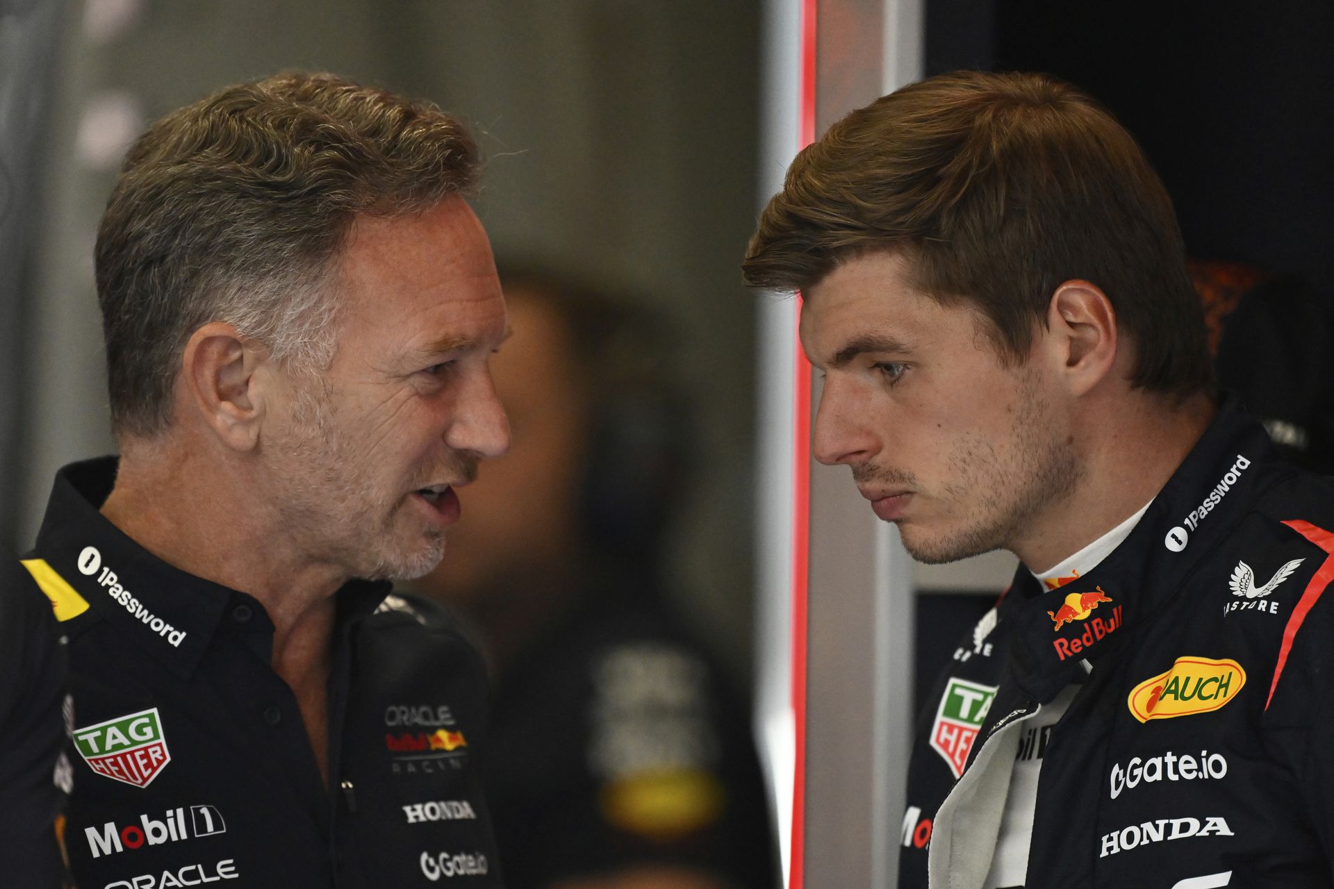 Max Verstappen so šéfom tímu Red Bull Christianom Hornerom. Zdroj: SITA/AP