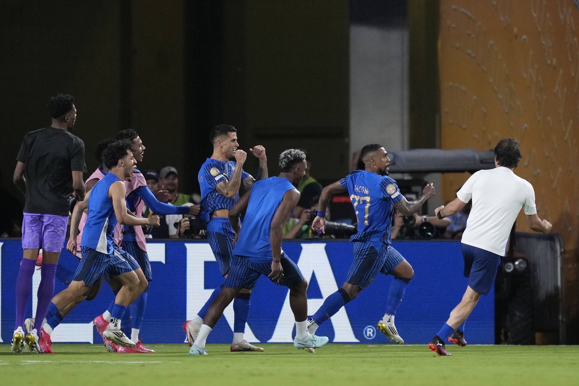 Hráči Al-Hilal sa tešia v zápase s Manchestrom City na FIFA MS klubov 2025.