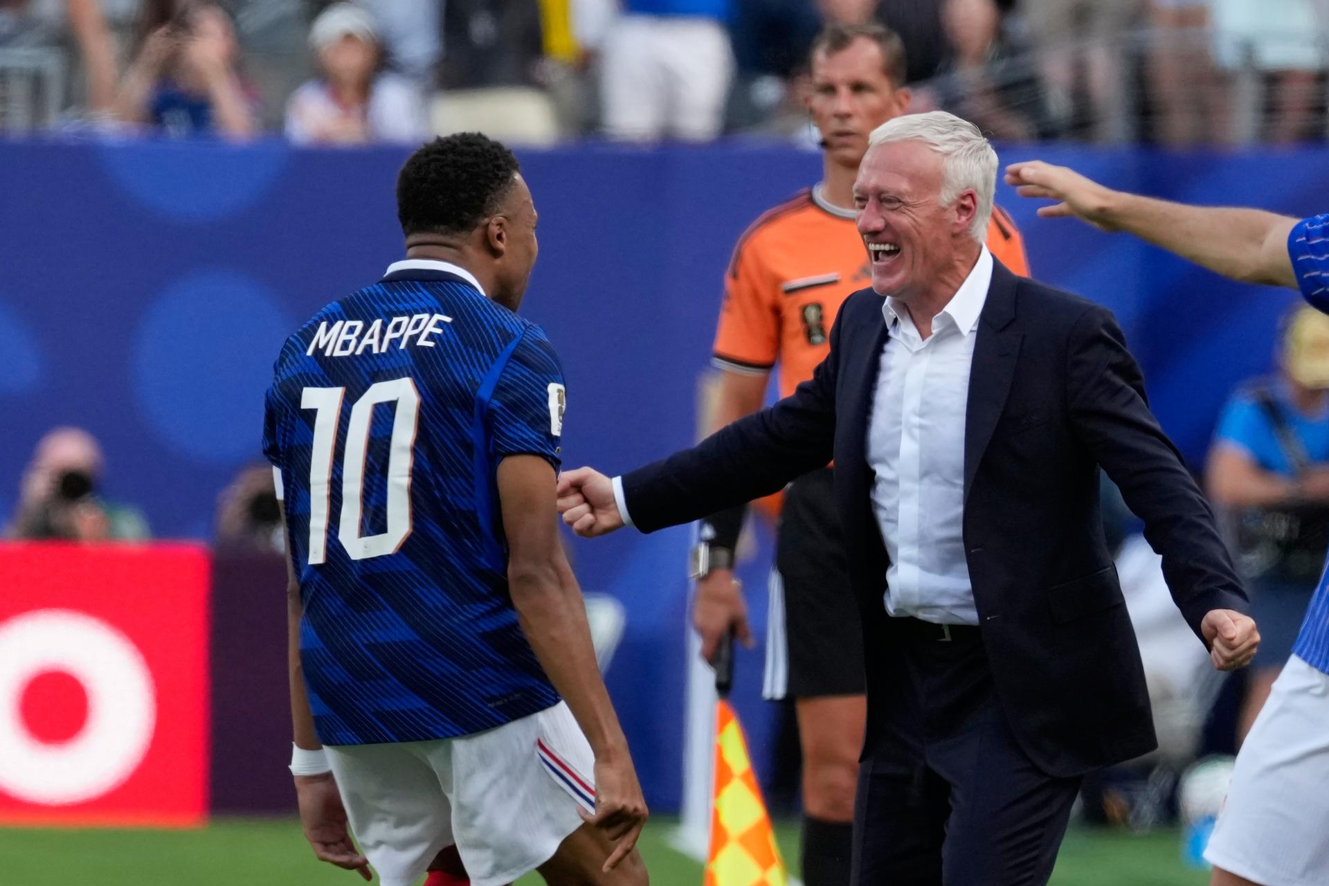 Didier Deschamps a Kylian Mbappé. Zdroj: SITA/AP