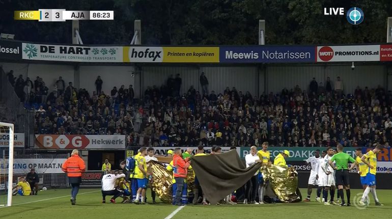 Hororový moment v zápase Ajaxu! Brankára oživovali priamo na ihrisku, zápas nedohrali