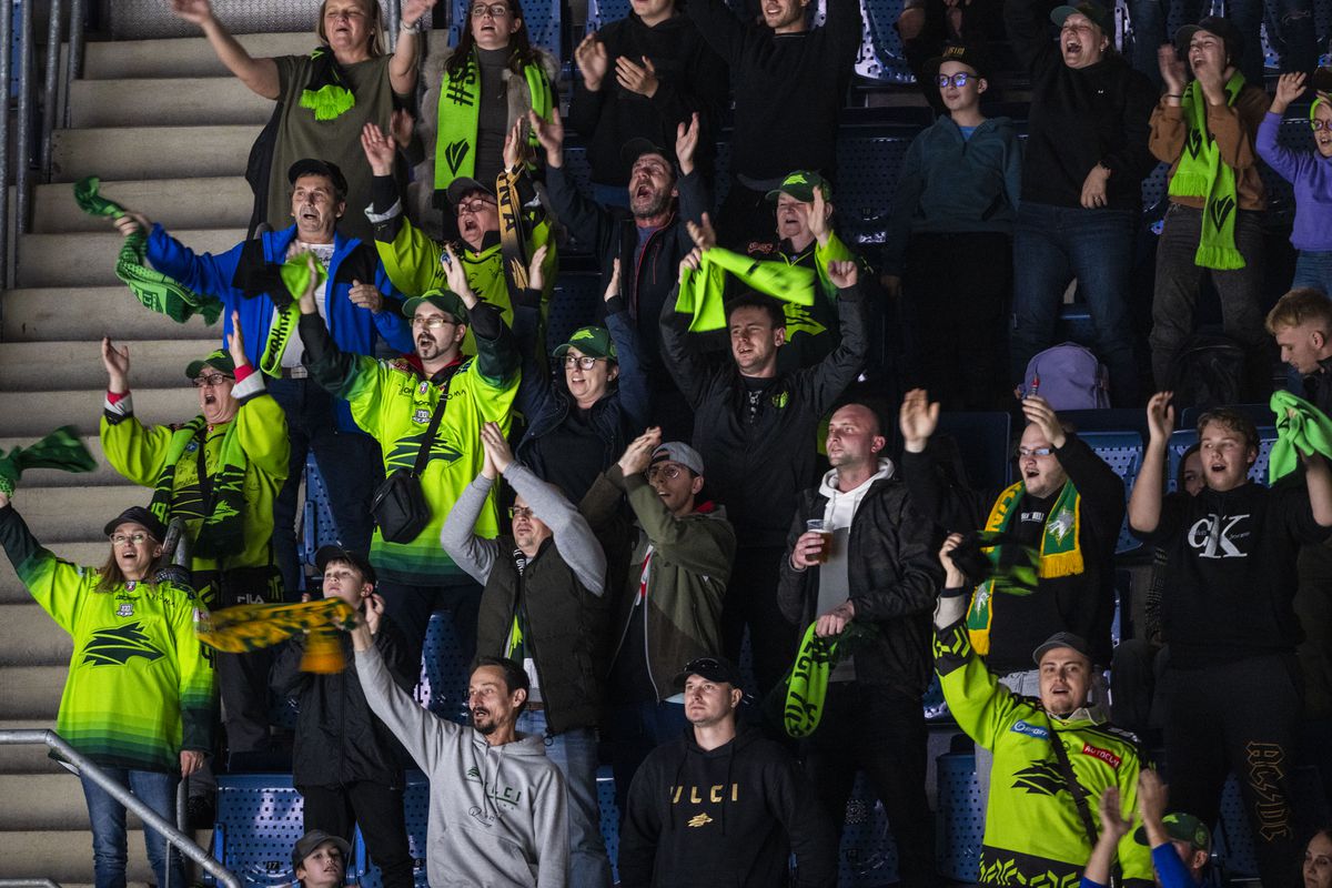 VIDEO You can’t make that up. A Žilina fan threw his cap on the ice after a hat trick and was taken out by Spórs.sk security