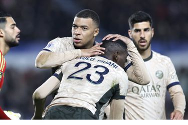 Paríž Saint-Germain oslavuje tesné víťazstvo. Výrazne sa na ňom podieľal Kylian Mbappé