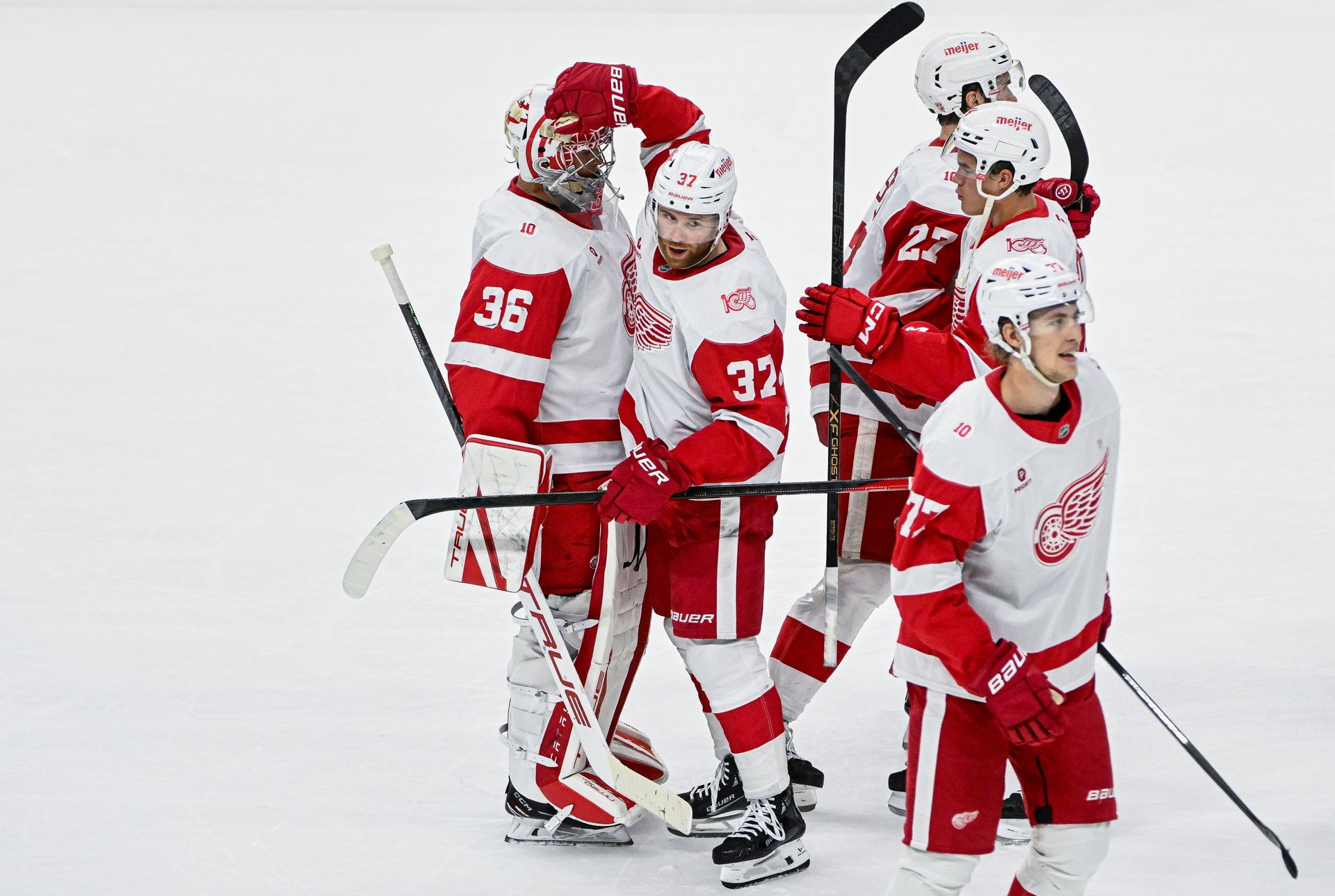 John Gibson so spoluhráčmi v Detroit Red Wings. Zdroj: SITA/AP
