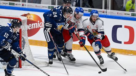 České hokejové hry: Česi v úvodnom zápase turnaja nestačili na Fínov, Švédi s víťazstvom