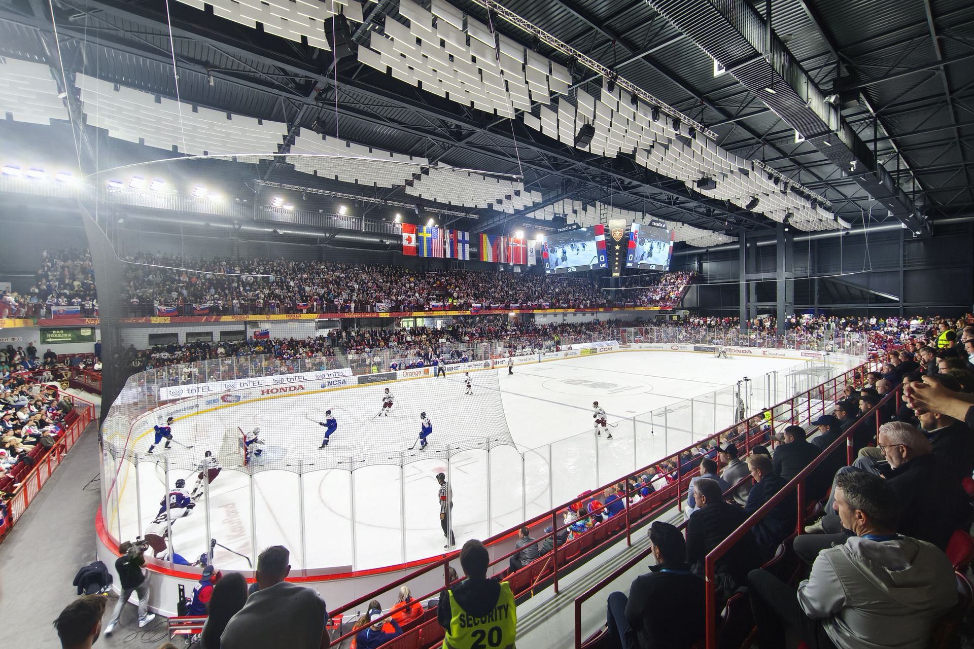 Zaplnený Zimný štadión Pavla Demitru počas zápasu Slovensko - Lotyšsko v semifinále MS v hokeji do 18 rokov 2026. Zdroj: TASR