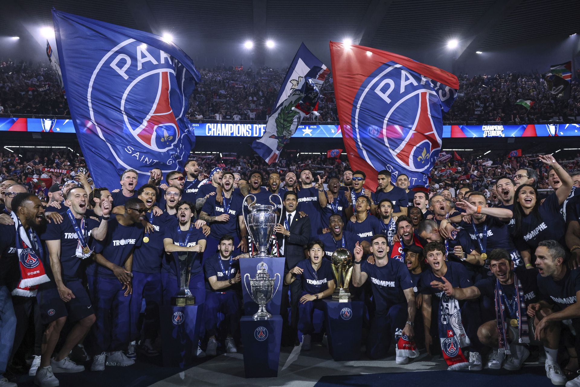 Hráči Paríža St. Germain s trofejou Ligy majstrov. Zdroj: SITA/AP