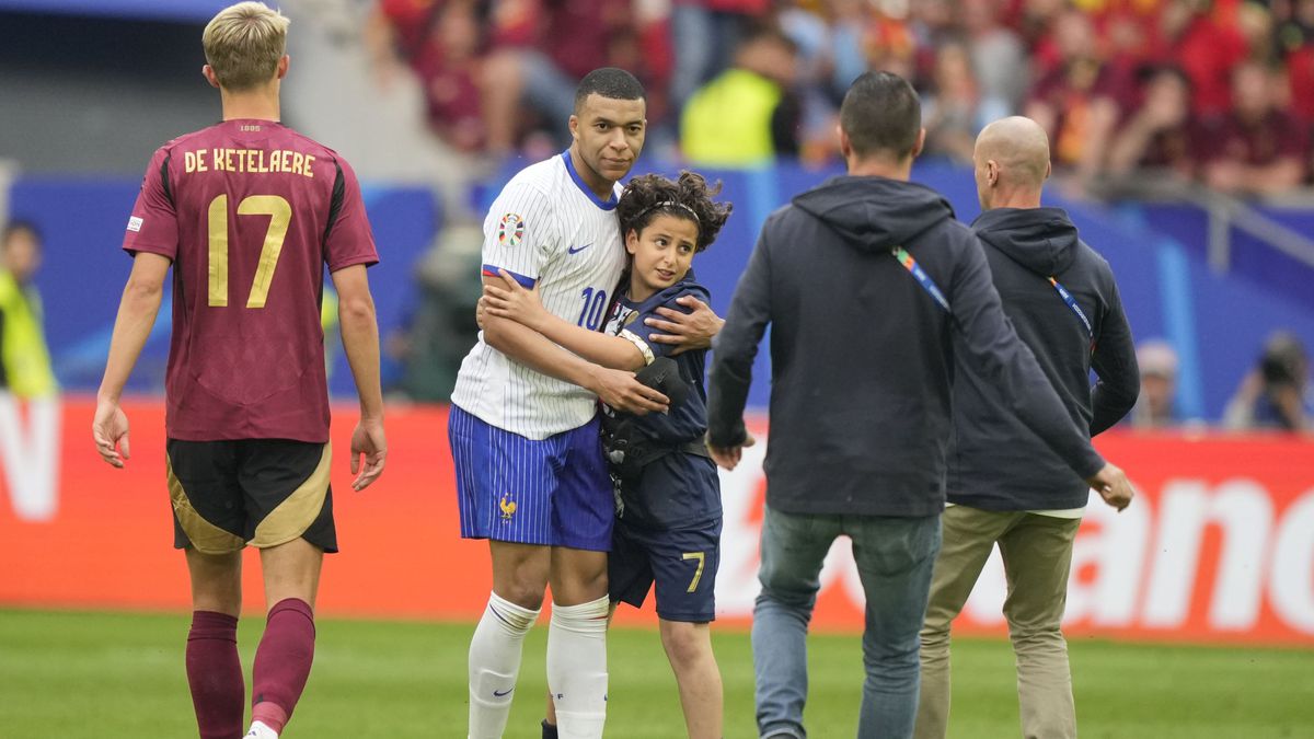 Le geste de Kylian Mbappé a fait le tour du monde. Les caméras ne l’ont pas filmé