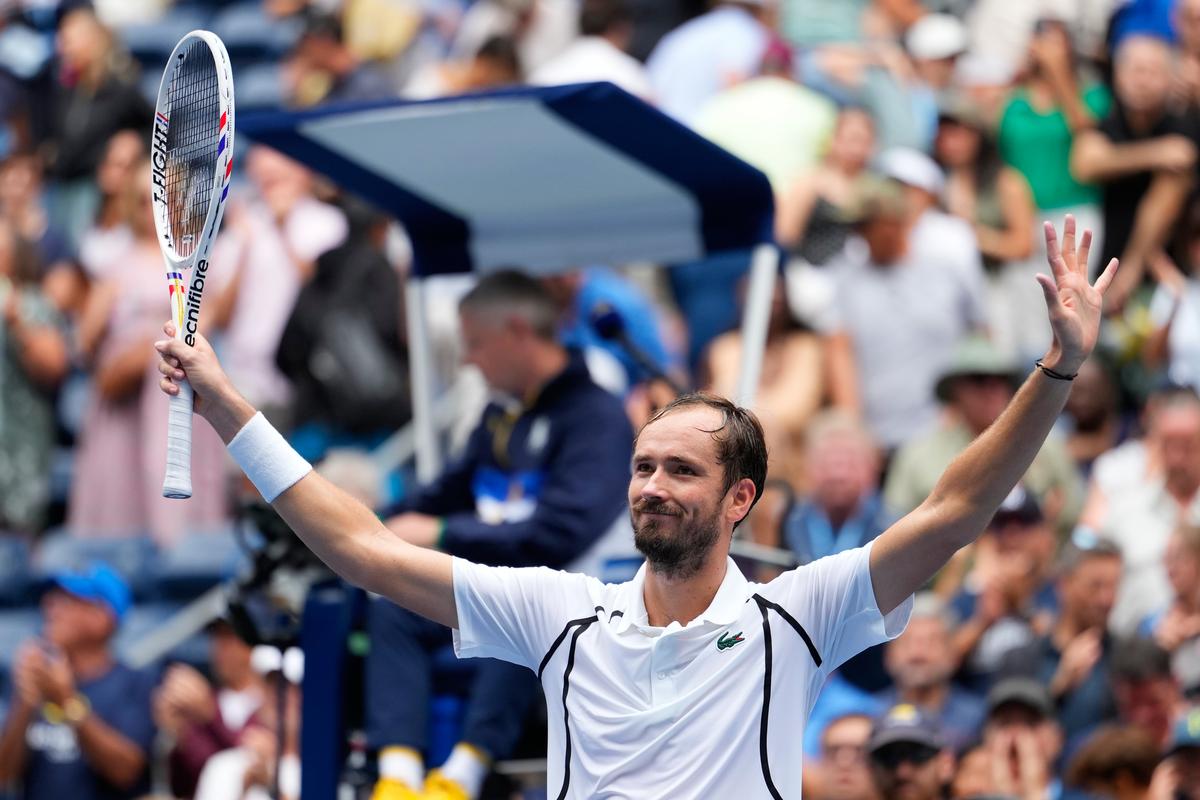 ATP Šanghaj: Daniil Medvedev otočil trojsetovú bitku. Kanaďan utiekol hrobárovi z lopaty