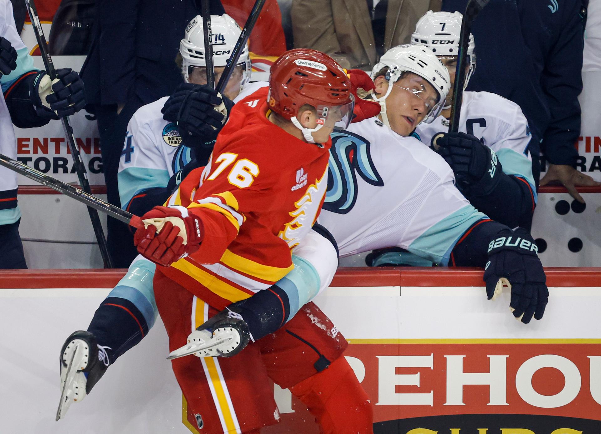 Martin Pospíšil v zápase Calgary Flames - Seattle Kraken, zdroj: SITA/AP