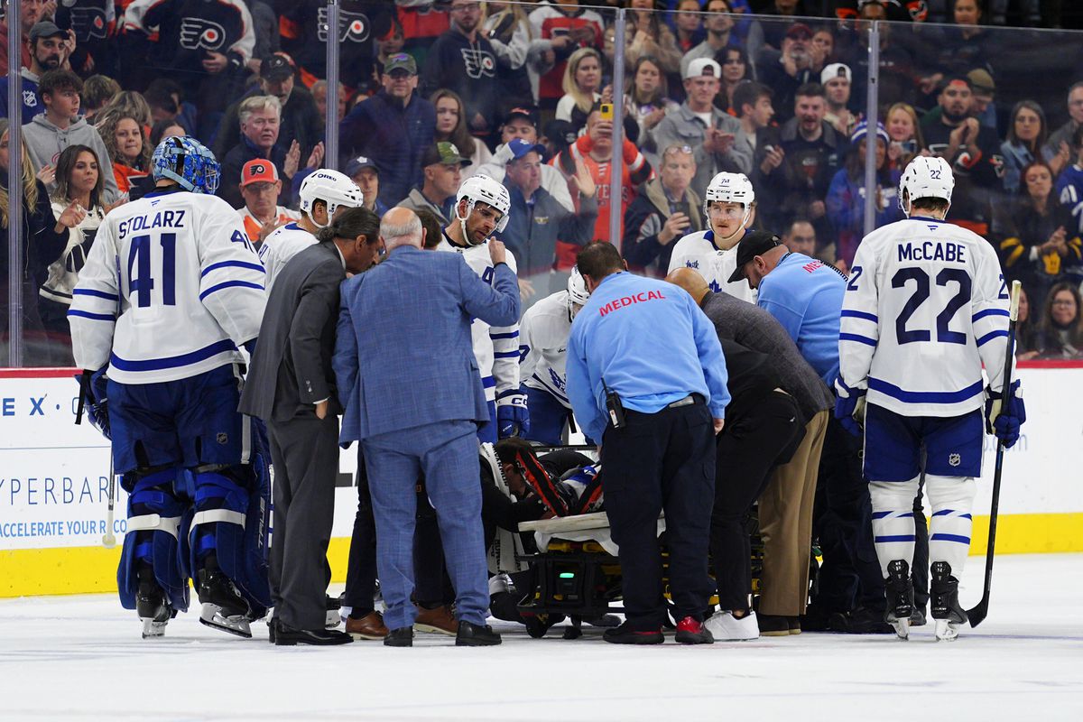 Obranca Toronta skončil v nemocnici po tom čo ho zozadu narazil mladý talent