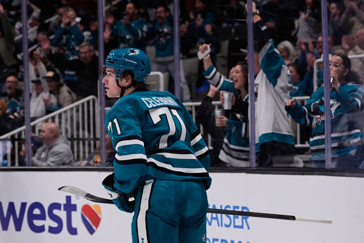 Rýchlejšie to dokázali iba dvaja hráči. Macklin Celebrini sa zaradil medzi legendy NHL