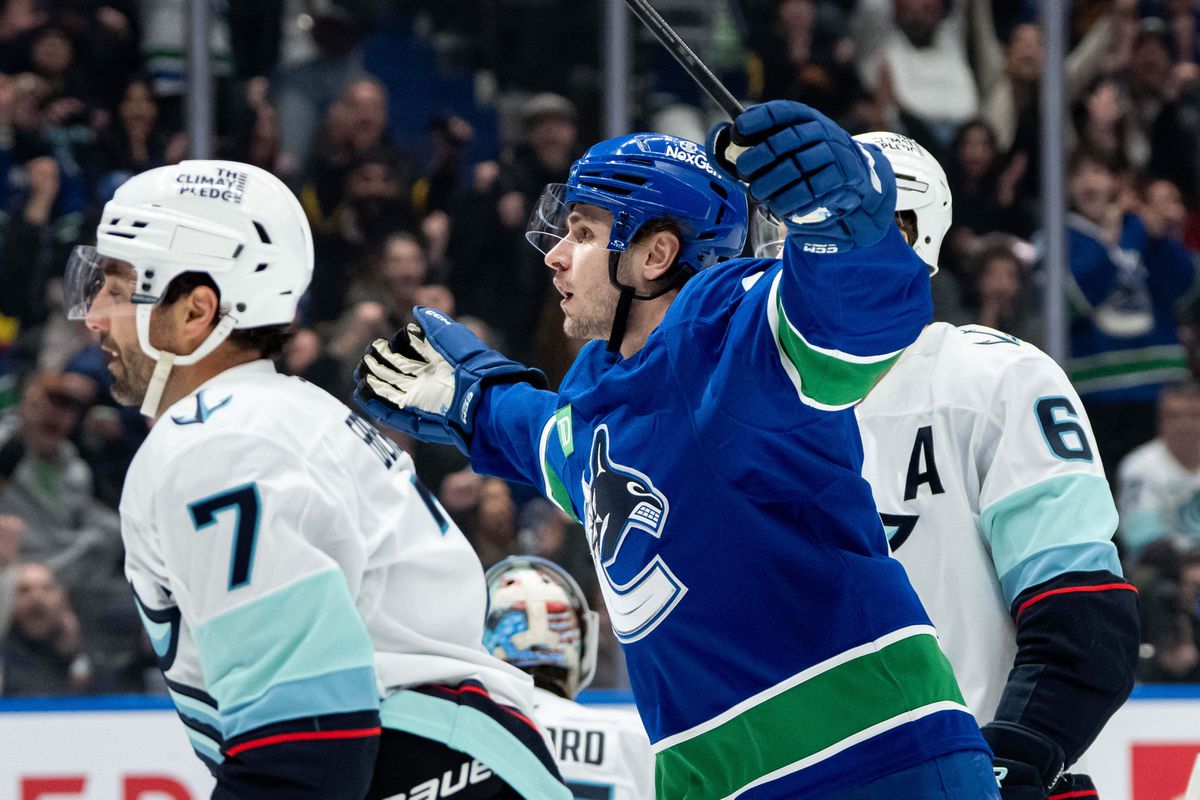 Vancouver Canucks predĺžil zmluvu so švédskym útočníkom, Karlsson zostáva v tíme