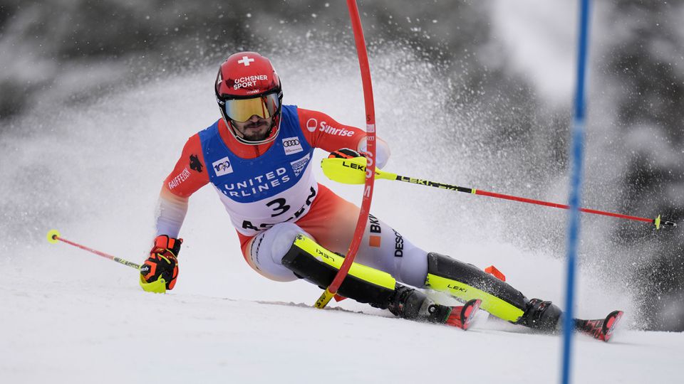 Zo slalomového triumfu v Aspene sa teší Meillard. Víťaz prvého kola Noel so špicárom