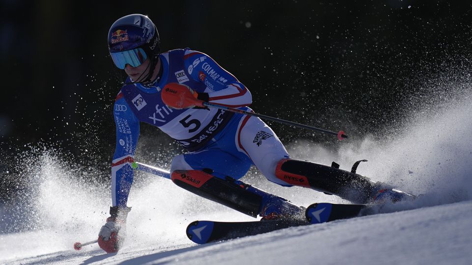 Francúz Noel s triumfom v 1. kole slalomu. Celkový líder Feller až deviaty