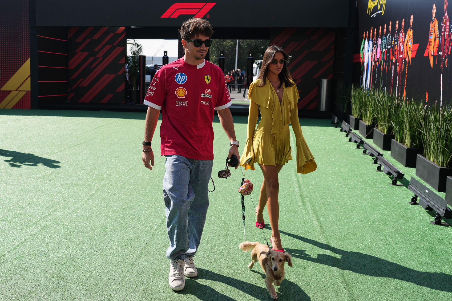Charles Leclerc a jeho manželka Alexandra Saint Mleuxová. Zdroj: SITA/AP