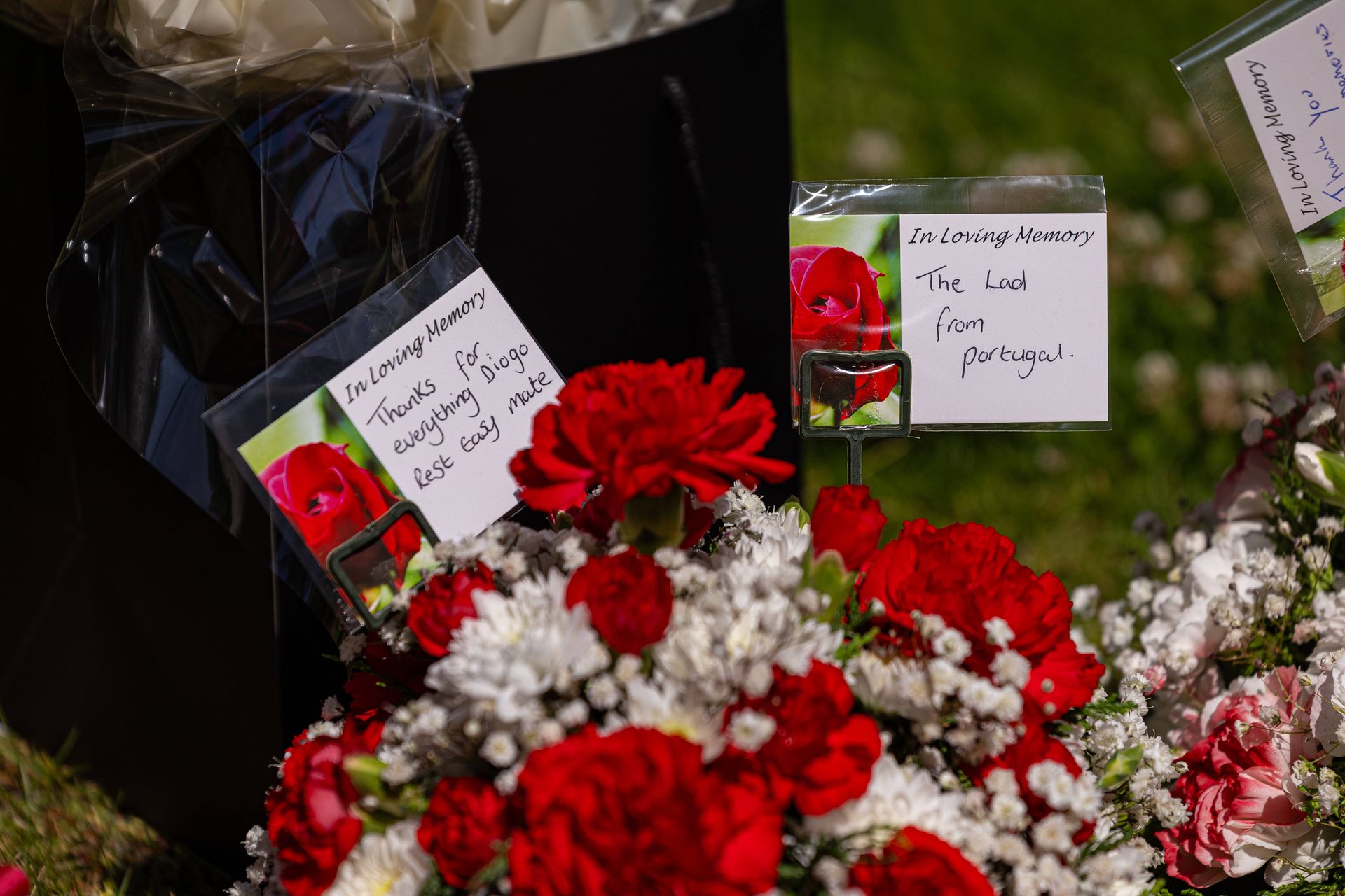 Pri štadióne Anfield v Liverpoole sa po tragickom úmrtí Dioga Jotu zhromaždili trúchliaci fanúšikovia s kvetmi, listami, dresmi či so šálmi. Zdroj: Imago