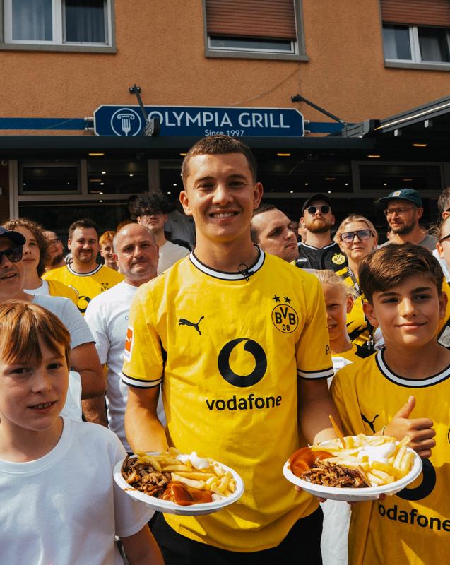 FOTO+VIDEO Nečakané privítanie v Nemecku. Nová posila Dortmundu namiesto dresu rozdávala fanúšikom gyros