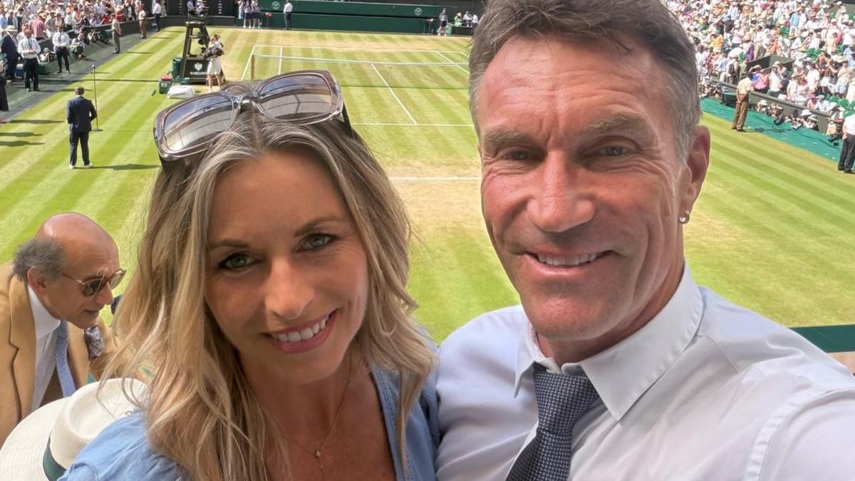 Bývalý šampión Wimbledonu sa zasnúbil. Pred 16 rokmi sa stal starým otcom