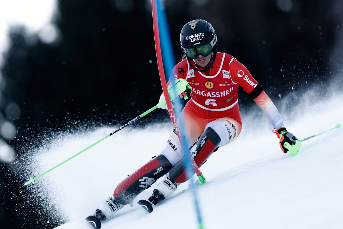 Camille Rastová ovládla prvé kolo, Shiffrinová v tesnej blízkosti. Dve vychádzajúce hviezdy slalom nedokončili