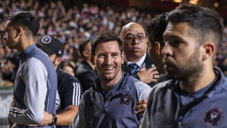 Messi bol terčom negatívnych reakcií zo strany fanúšikov. V Hongkongu kvôli zraneniu nenastúpil