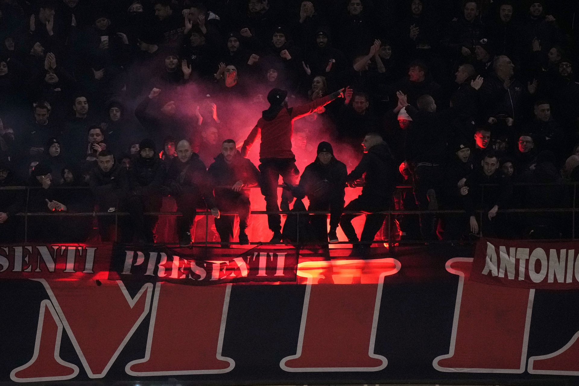 Fanúšikovia AC Miláno. Zdroj: SITA/AP