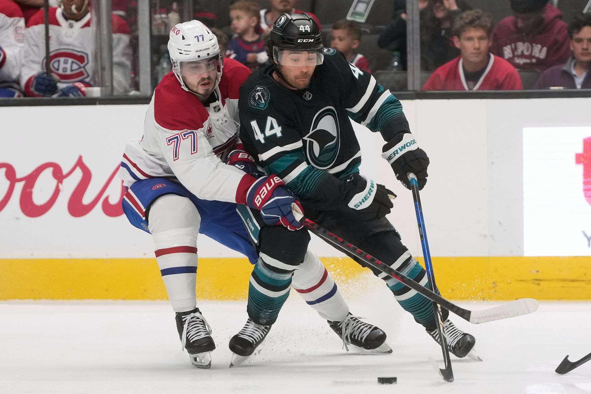 Kiefer Sherwood (v čiernom drese). Zdroj: SITA/AP