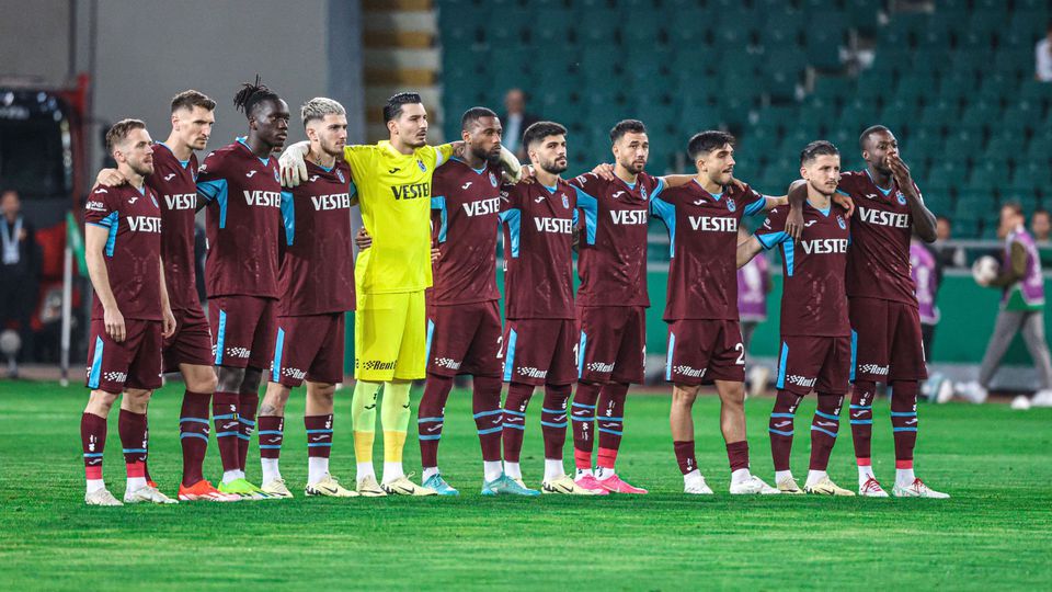 Ostrý nesúhlas s trestom. Futbalisti Trabzonsporu urobili po výkope protestné gesto