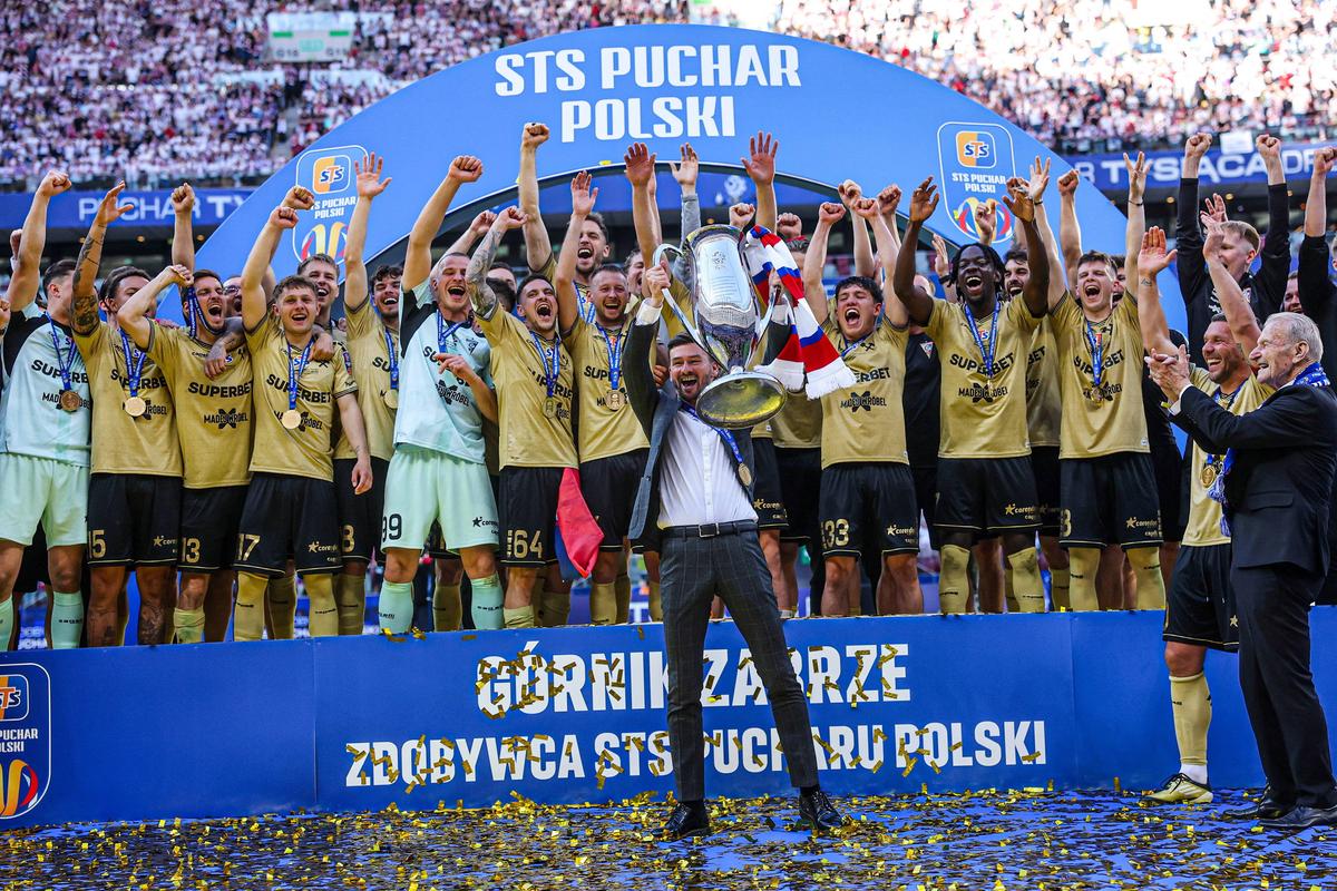 Koľko dostaneme za pohár? Podolski po triumfe Gašparíkovho Górnika: O prémiách sa so mnou ťažko rokuje