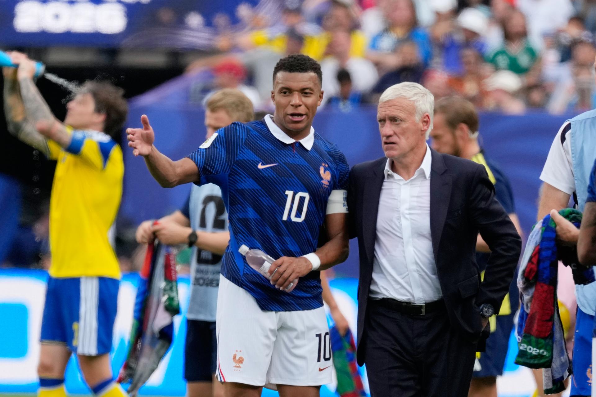 Kylian Mbappé a tréner Didier Deschamps. Zdroj: SITA/AP