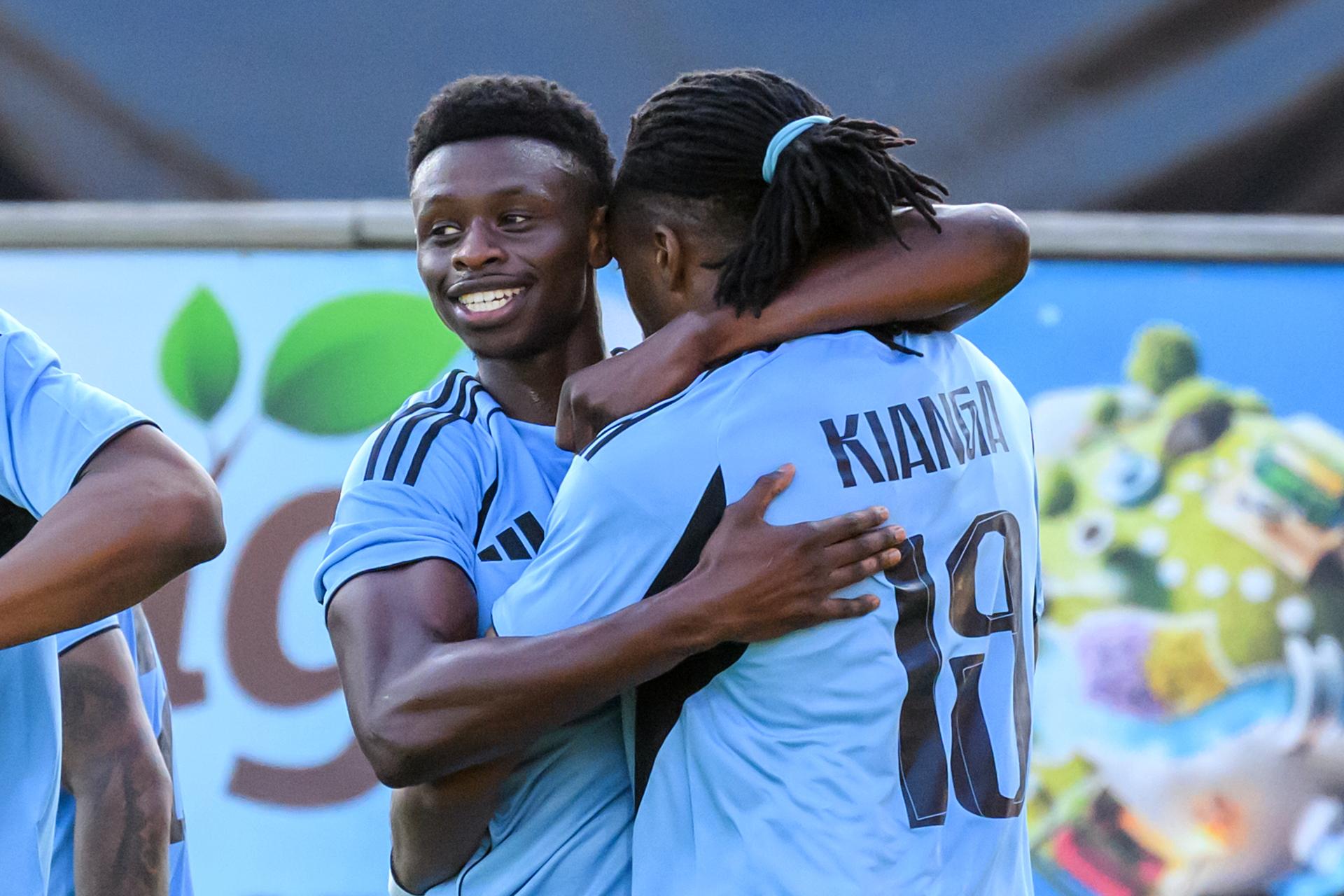 Liga majstrov AIF Mjällby - ŠK Slovan Bratislava / Suleiman Camara (vľavo) a Manasse Kianga. Zdroj: TASR