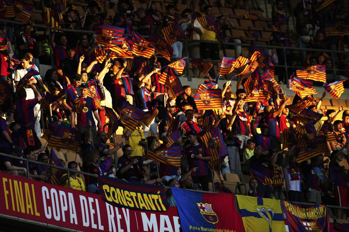 Neuveriteľné scény pred El Clásicom! Fanúšikovia Barcelony hádzali predmety na vlastný autobus