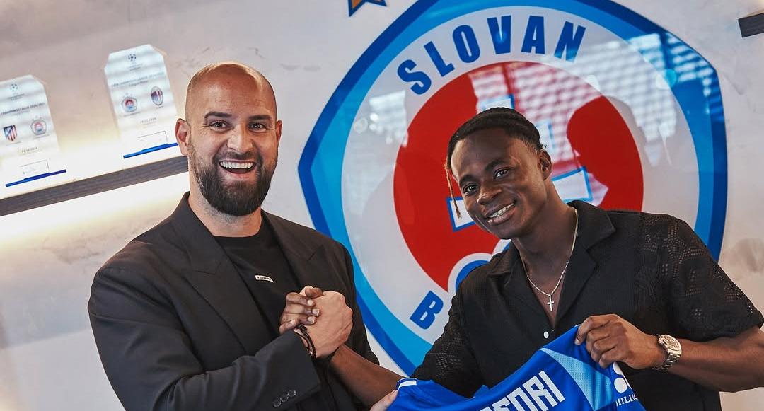 Kelvin Ofori a generálny riaditeľ Slovana Ivan Kmotrík ml. Zdroj: skslovan.com