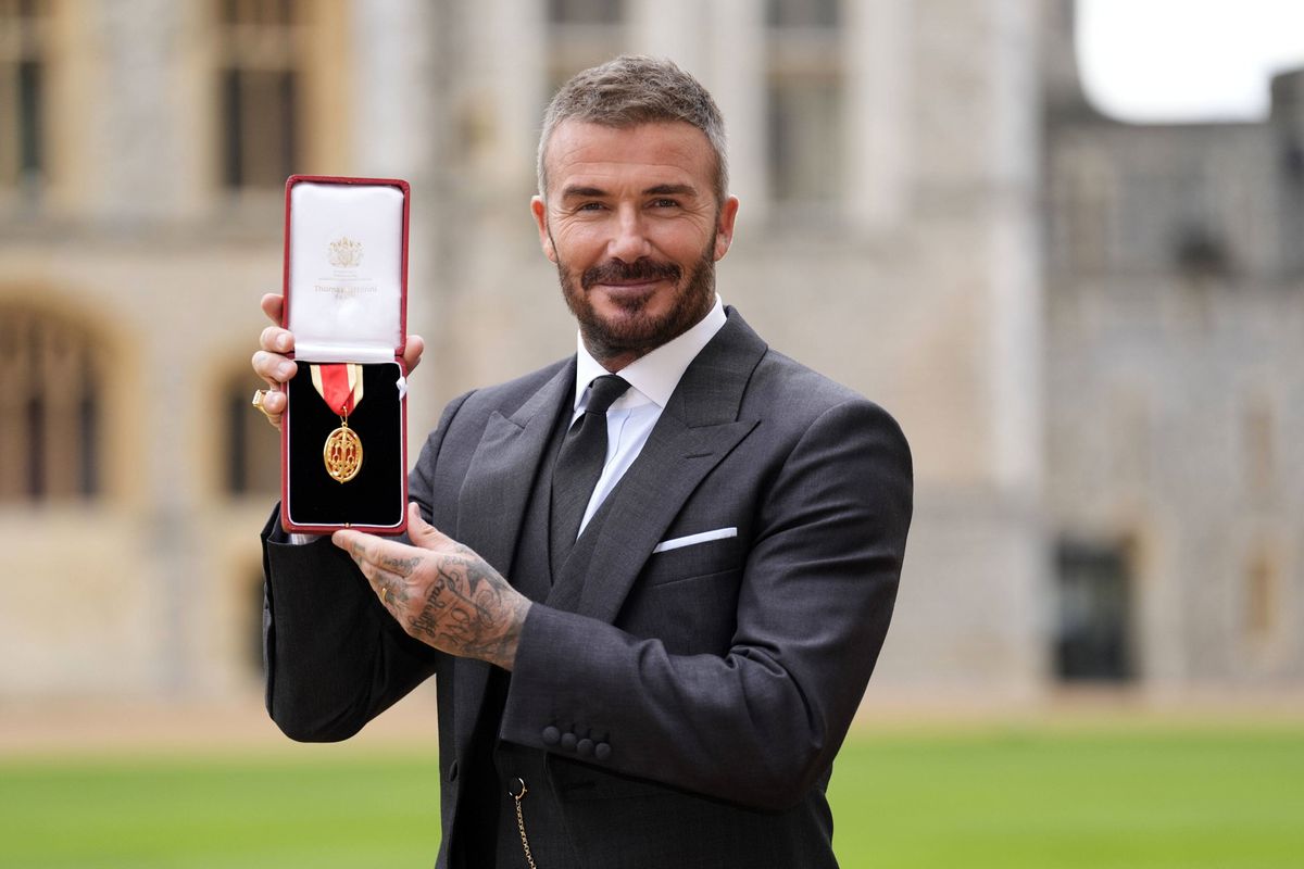 David Beckham pokľakol pred kráľom. Vo Windsorskom zámku ho pasoval za rytiera