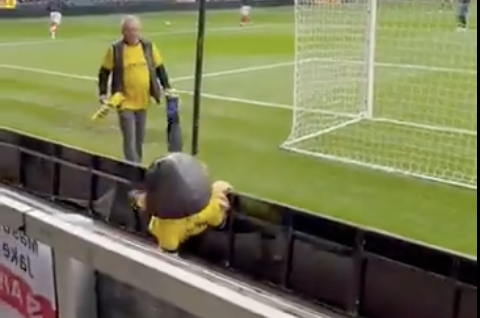 VIDEO Usporiadatelia museli ťahať maskota preč z ihriska. Ledva sa udržal na nohách