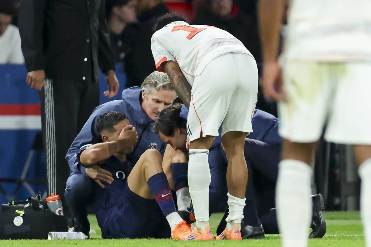 VIDEO Hororový zákrok v šlágri Ligy majstrov. Hviezda PSG kričala bolesťou, ihrisko opustila v slzách