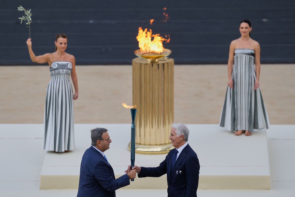 Dvojmesačná štafeta sa skončila. Olympijský oheň je v rukách organizátorov ZOH 2026