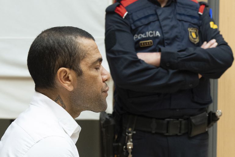 Súd vyniesol rozsudok v Alvesovom prípade. Bývalého hviezdneho futbalistu odsúdili na 4,5 roka väzenia