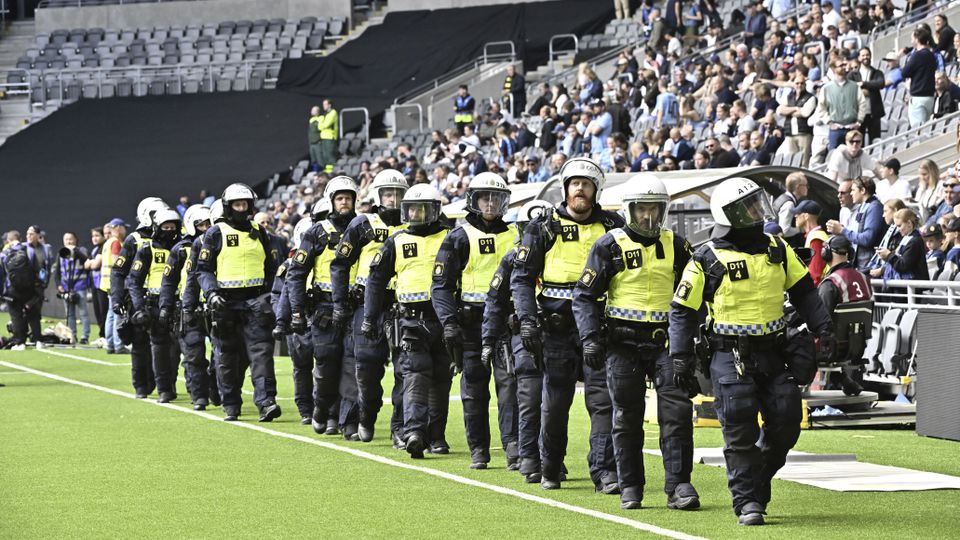 Násilie na štadiónoch narastá, ohrozeniu čelila stovka policajtov