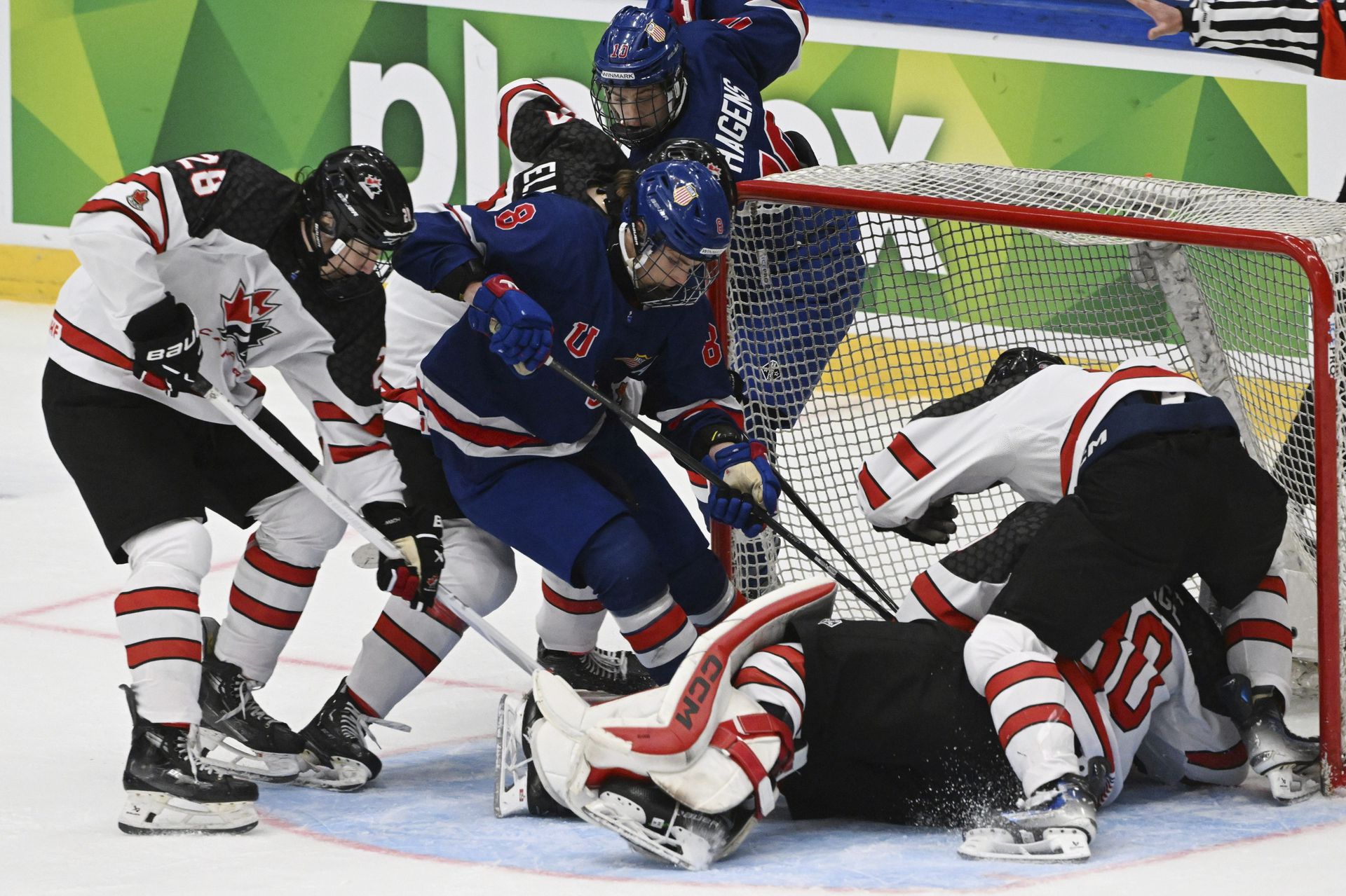 MS v hokeji U18: USA - Kanada. Zdroj: TASR/AP