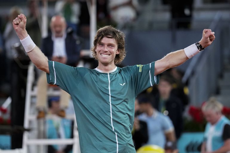 ATP Madrid: Finálová dráma trvala takmer tri hodiny. Ruský tenista oslavuje druhý titul