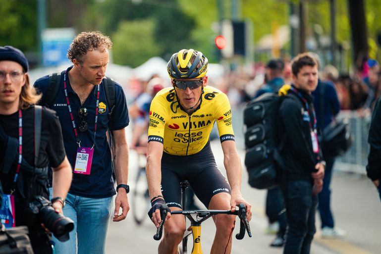 Giro d'Italia: Tím Visma-lease prišiel o skúseného pretekára. Robert Gesink odstúpil pre zlomeninu
