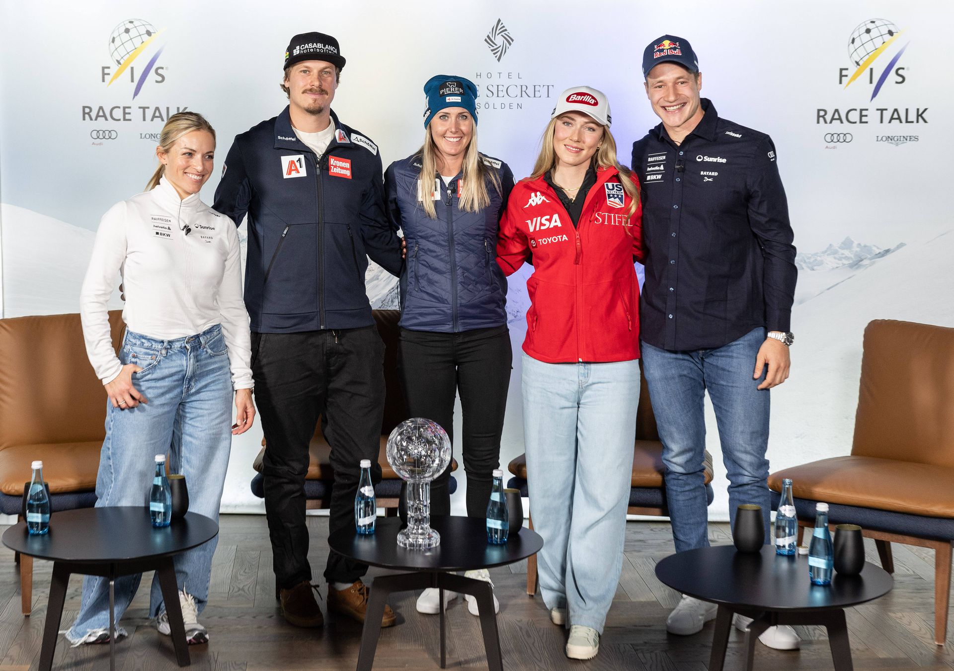 Cornelia Hütterová (v strede) s Larou Gutovou-Behramiovou, Manuelom Fellerom, Mikaelou Shiffrinovou a Marcom Odermattom. Zdroj: Imago